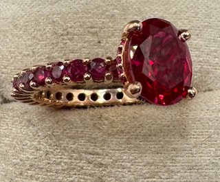 Anillo de oro rosa 18 kt con rubíes