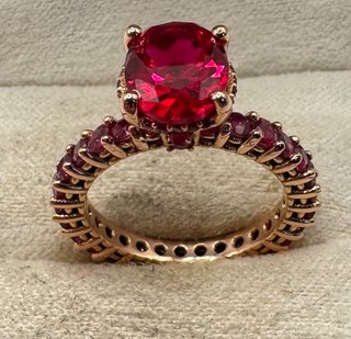 Anillo de oro rosa 18 kt con rubíes