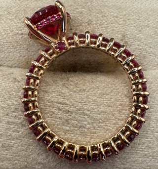 Anillo de oro rosa 18 kt con rubíes