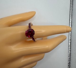 Anillo de oro rosa 18 kt con rubíes