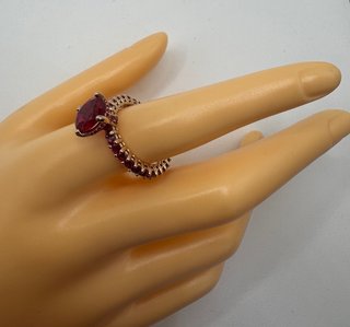 Anillo de oro rosa 18 kt con rubíes