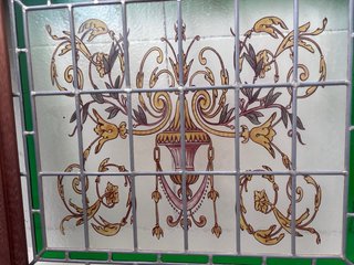 Vidriera decorativa con marco de madera