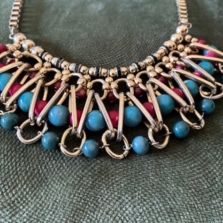 Collar dorado con detalles turquesa