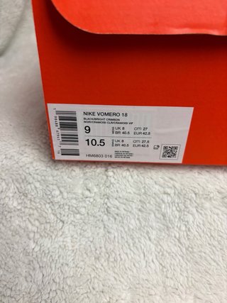 Nike Vomero 18 Talla 42.5 Negro/Rojo