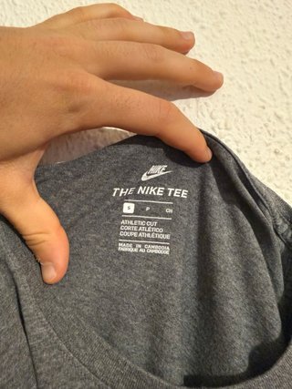 Camiseta Nike gris con logo camuflaje