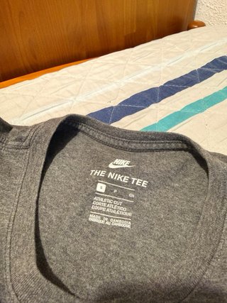 Camiseta Nike gris con logo camuflaje