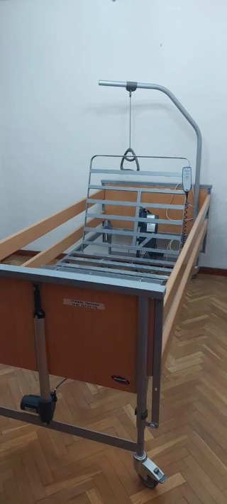 Salamanca. Cama articulada eléctrica con elevador.