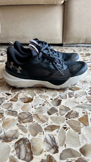 Zapatillas Under Armour Negras y Grises