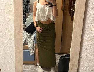 Falda larga verde oliva con abertura