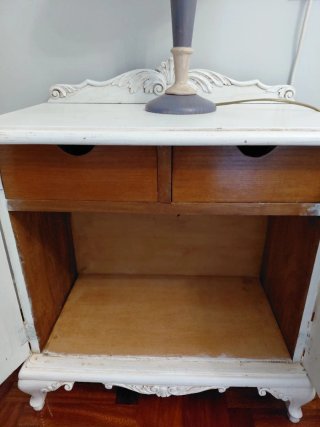 Mesita de noche antigua de madera hecha a mano