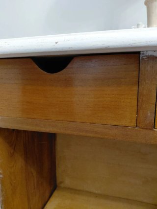 Mesita de noche antigua de madera hecha a mano