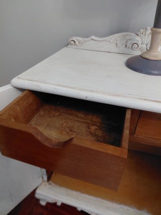Mesita de noche antigua de madera hecha a mano