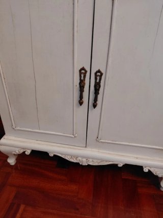 Mesita de noche antigua de madera hecha a mano
