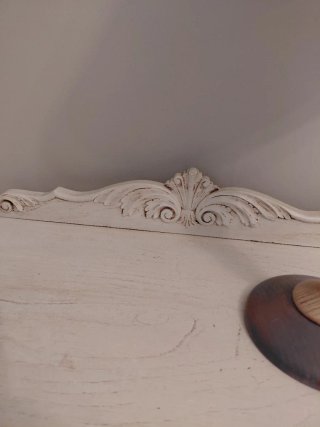 Mesita de noche antigua de madera hecha a mano