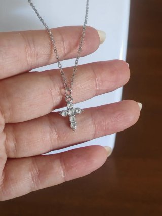 Collana con croce in acciaio e zirconi