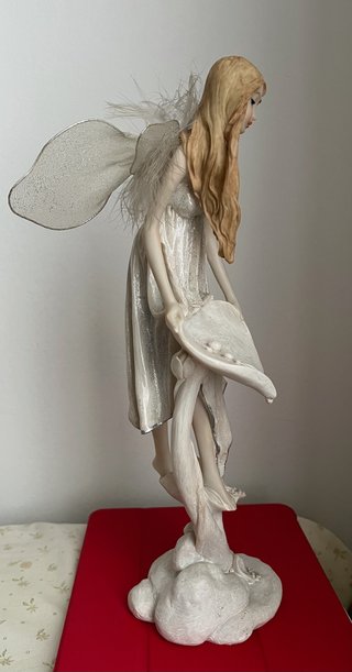 Scultura fata con ali e fiore
