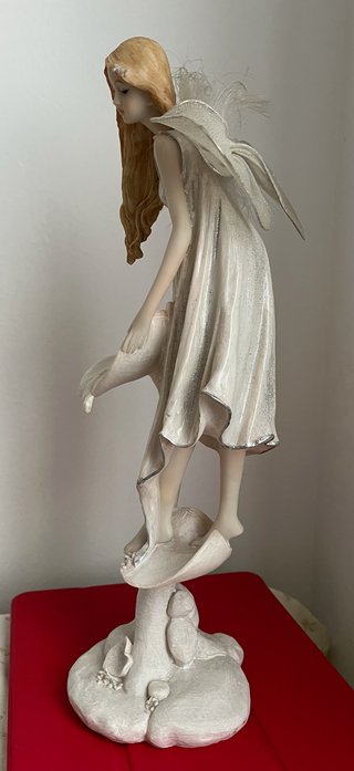 Scultura fata con ali e fiore