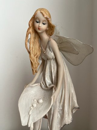 Scultura fata con ali e fiore