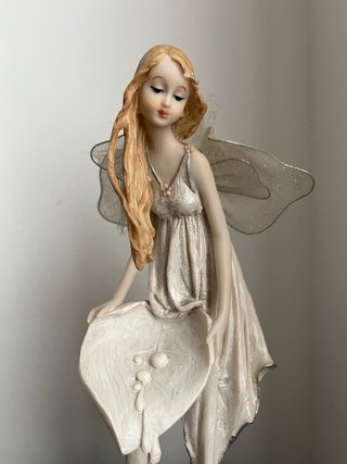 Scultura fata con ali e fiore