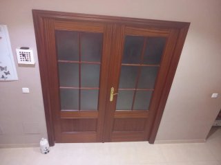 Puerta doble madera acristalada