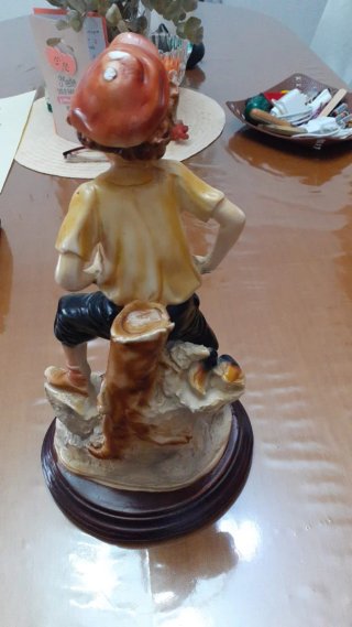 Figura niño con tirachinas