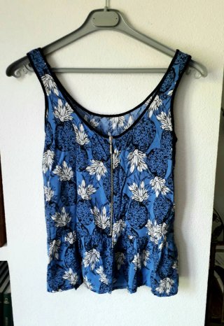 Blusa tirantes estampado piñas volante bajo
