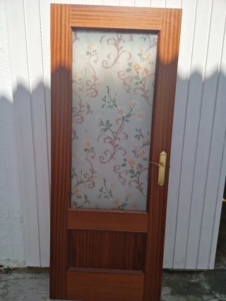Puerta de madera con cristal decorado
