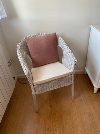 Silla de mimbre blanca