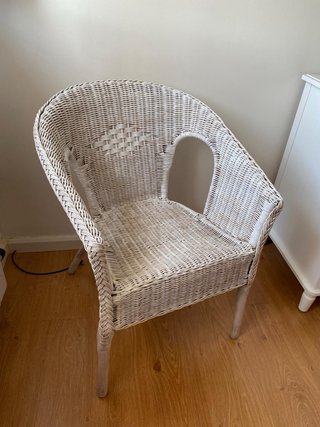 Silla de mimbre blanca