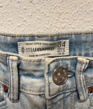 Pantalón pitillo azul desgarrado