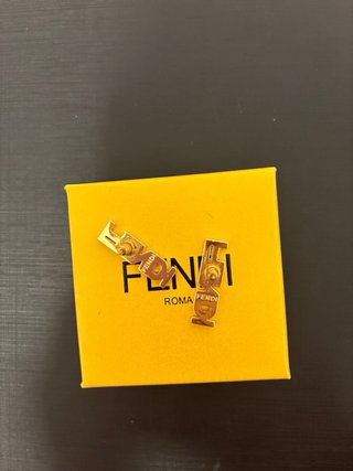 Pendientes Fendi con brillos dorados
