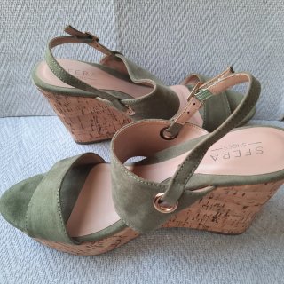 Sandalias verdes, plataforma y cuña de corcho