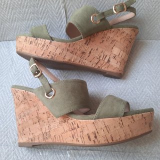 Sandalias verdes, plataforma y cuña de corcho