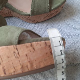Sandalias verdes, plataforma y cuña de corcho