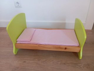 Cuna de muñeca de madera y tela. 55 cm.
