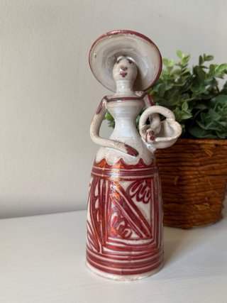 Figura cerámica artesanal mujer sombrero