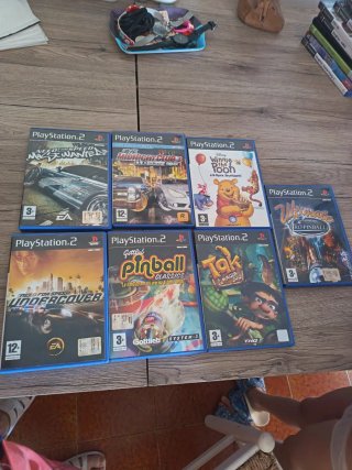 PlayStation 2 con uno controller e memory card più
