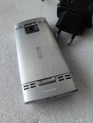 Nokia X2 argento e blu con caricabatterie