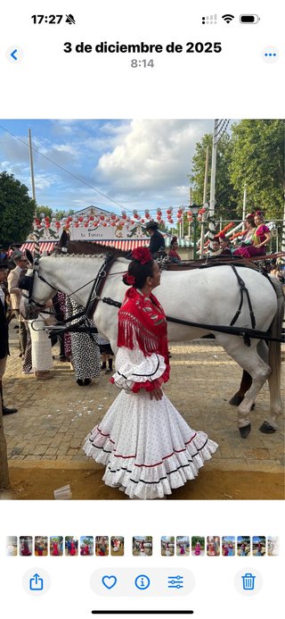 Traje Flamenca Blanco  lunares peque negro y Rojo