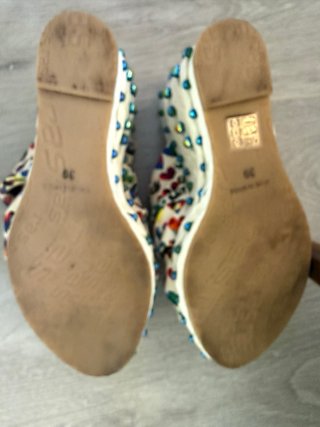 Sandalias cuña Ras con adorno en suelas
