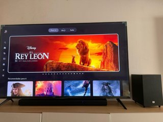 Televisor Samsung 65 con parlante y base para colg