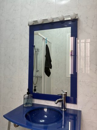 Lavabo de baño azul con luces VINTAGE
