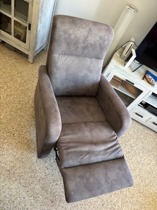Sillón tapizado eléctrico reclinable.