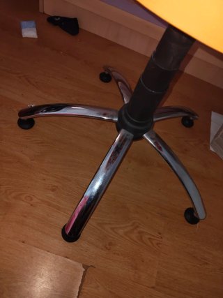 Tengo tres sillas color naranja modernas por 60€