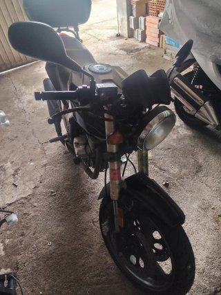 Moto Naked Negra
