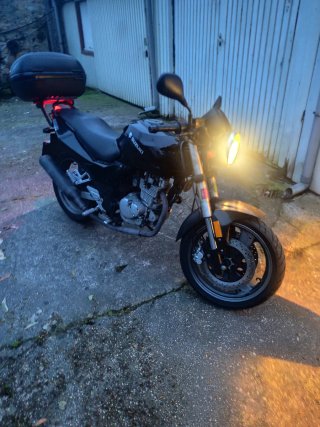 Moto Naked Negra