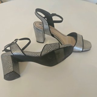 Sandalias Chika10 Tacón Negro y Plateado