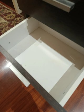 Cajonera de madera con tiradores plateados
