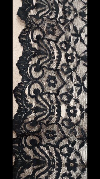 Mantilla antigua de encaje negro