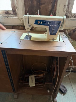 Máquina de coser Singer con mueble